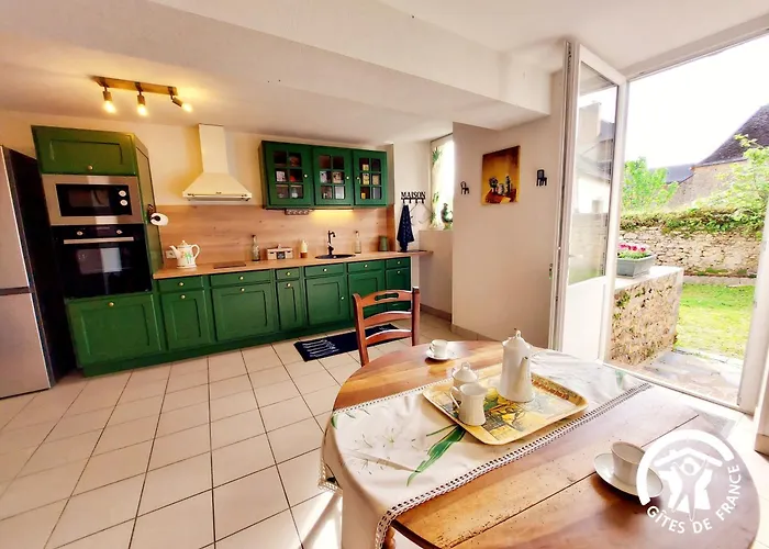 La Porte Cochere, 2 Jusqu'a 4 Personnes Bed & Breakfast Saulges